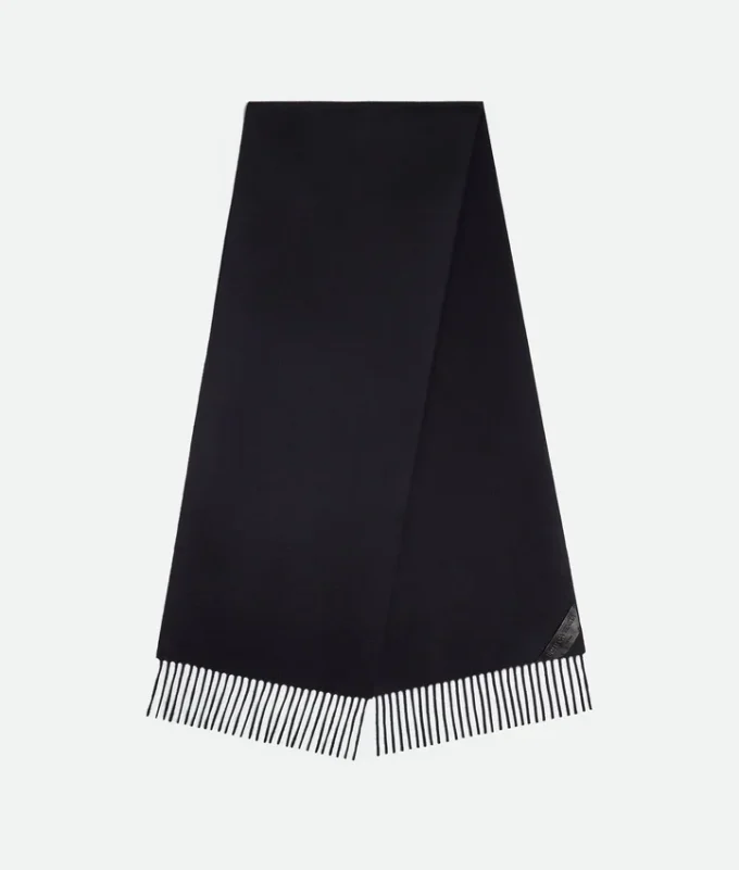 Écharpe en cachemire avec empiècement en cuir Écharpe en cachemire avec empiècement en cuir