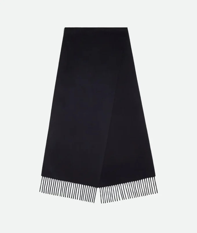 Écharpe en cachemire avec empiècement en cuir Écharpe en cachemire avec empiècement en cuir