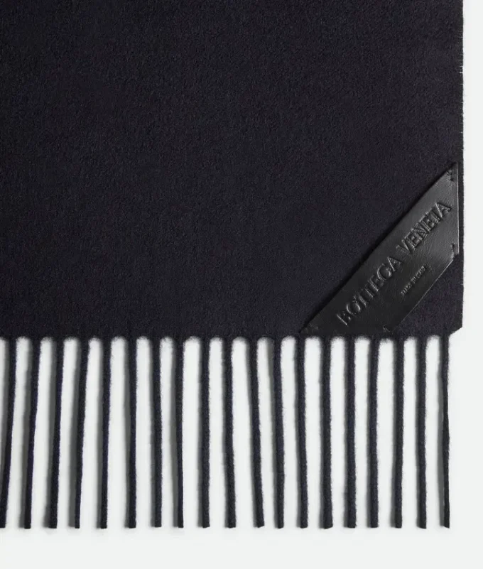 Écharpe en cachemire avec empiècement en cuir Écharpe en cachemire avec empiècement en cuir