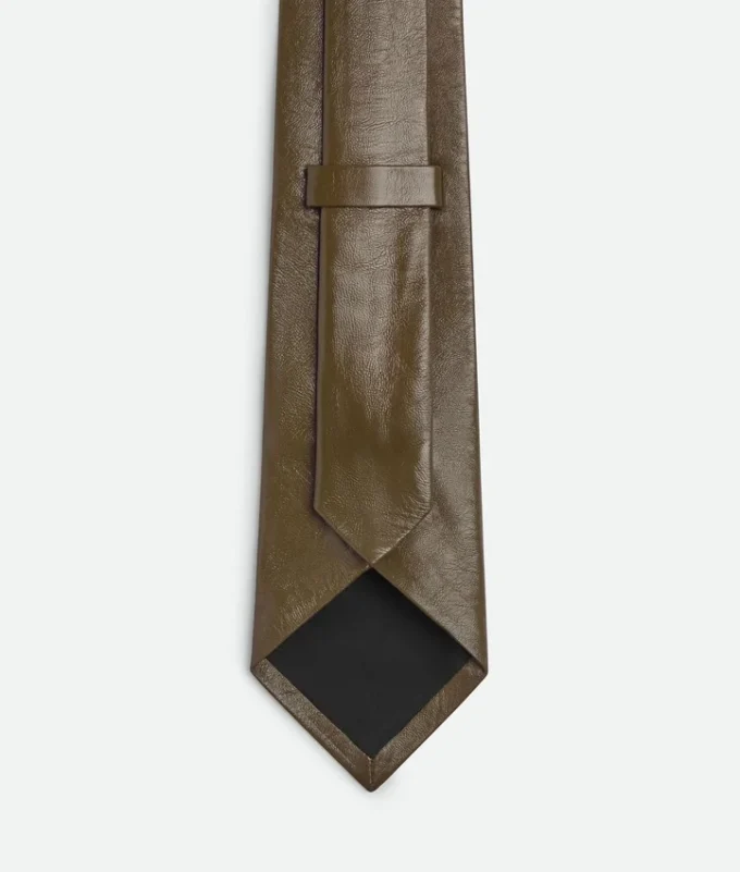 Cravate en cuir brillant