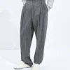 Pantalon en laine légère à fines rayures Pantalon en laine légère à fines rayures
