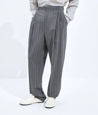 Pantalon en laine légère à fines rayures
