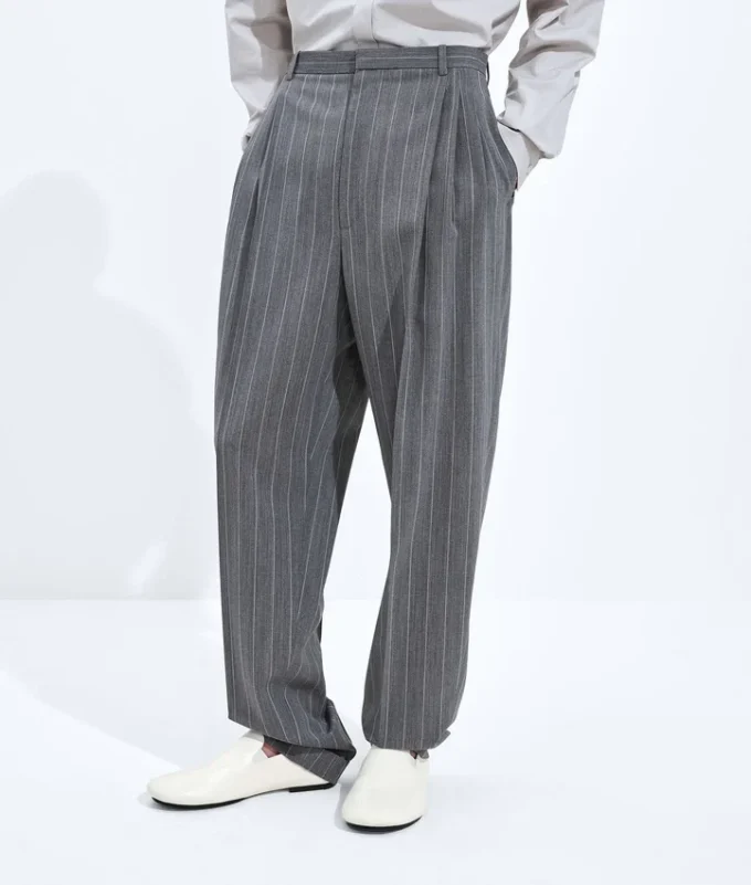 Pantalon en laine légère à fines rayures Pantalon en laine légère à fines rayures