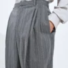 Pantalon en laine légère à fines rayures Pantalon en laine légère à fines rayures