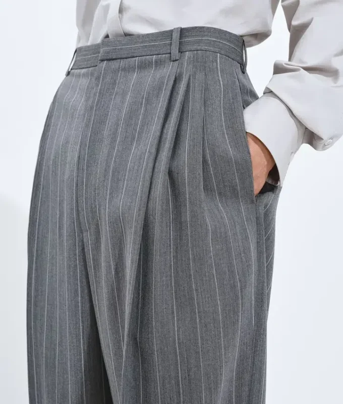 Pantalon en laine légère à fines rayures Pantalon en laine légère à fines rayures