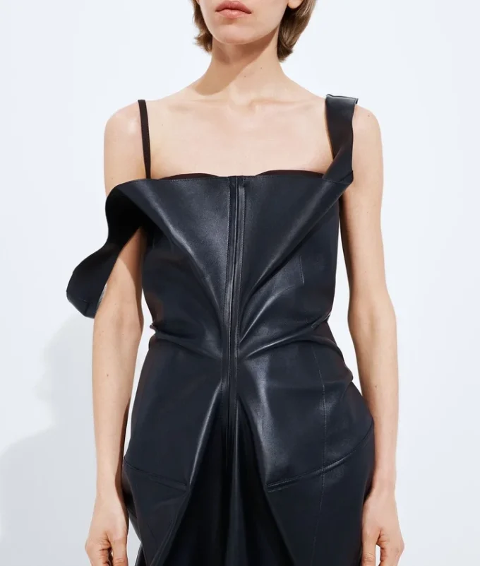 Robe en cuir semi-brillant