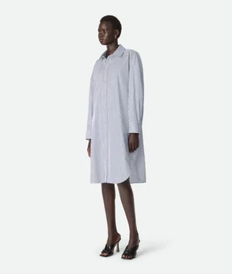 Robe en popeline de coton à fines rayures