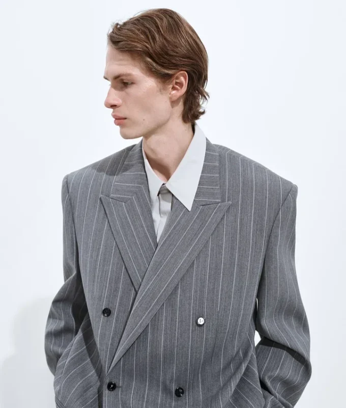 Veste en laine légère à fines rayures Veste en laine légère à fines rayures